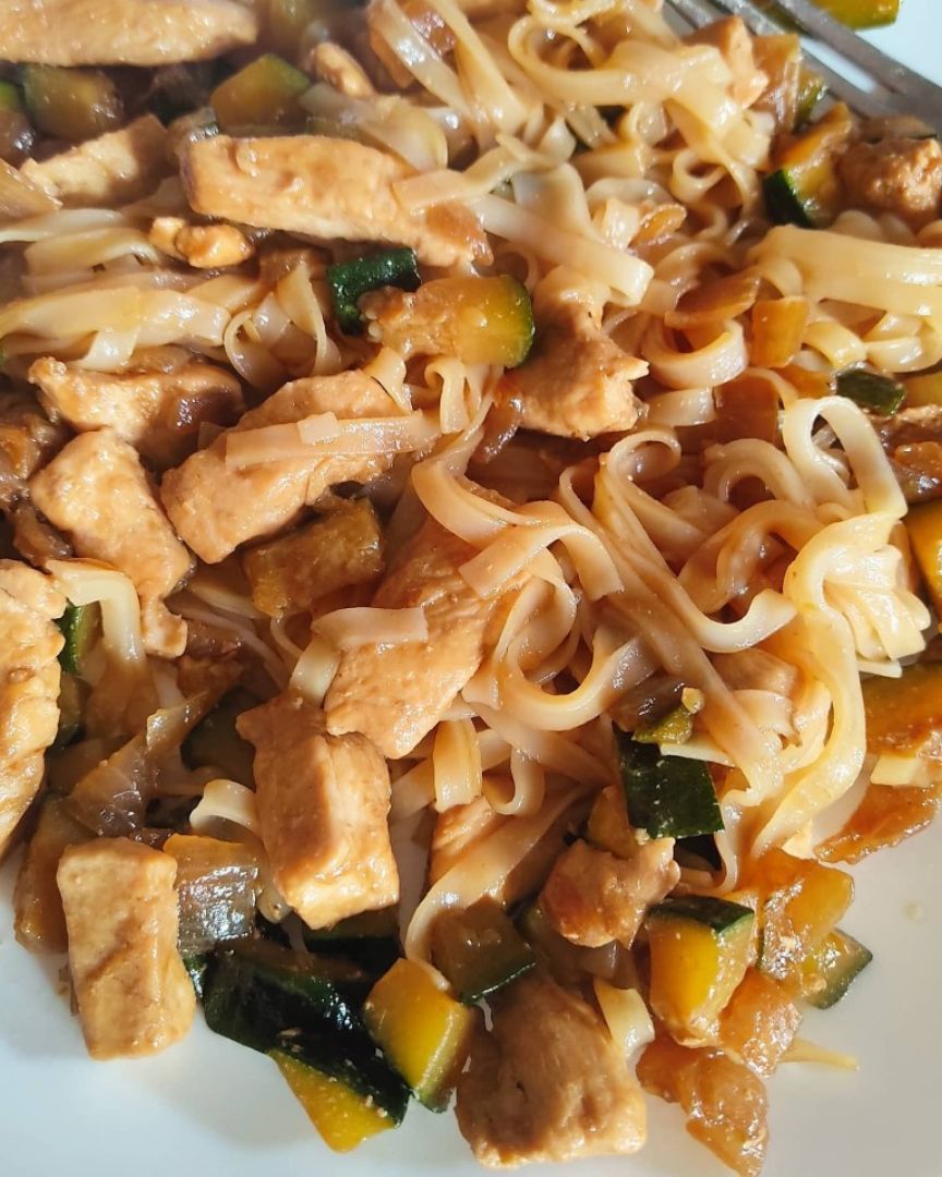 Noodles con pollo, calabacín, cebolla y salsa de soja Noodles con pollo, calabacín, cebolla y salsa de soja