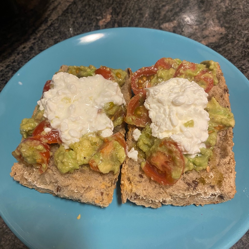 Tostada con guacamole y queso Tostada con guacamole y queso