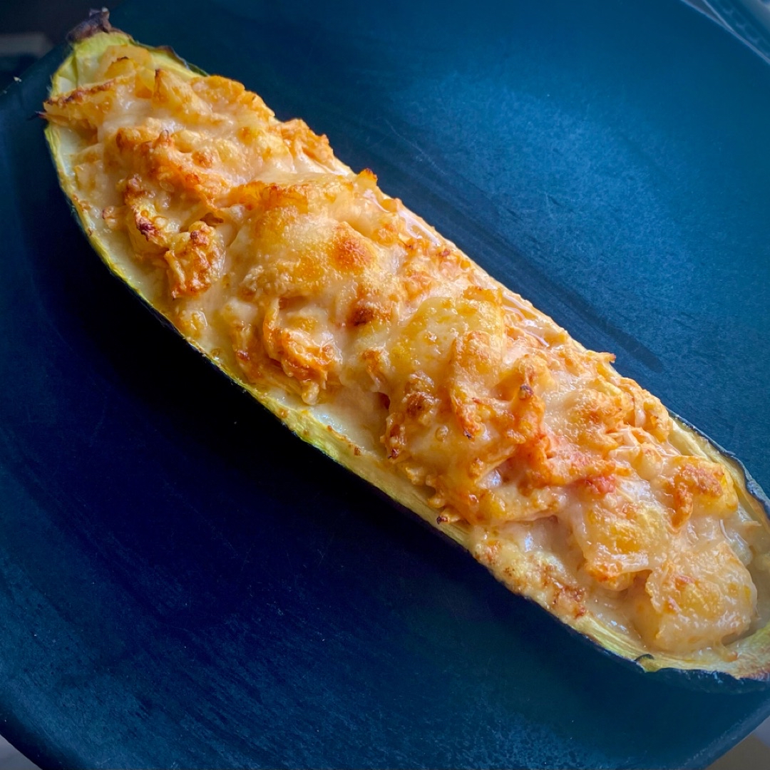 Calabacín relleno de pollo gratinado con queso parmesano Calabacín relleno de pollo gratinado con queso parmesano