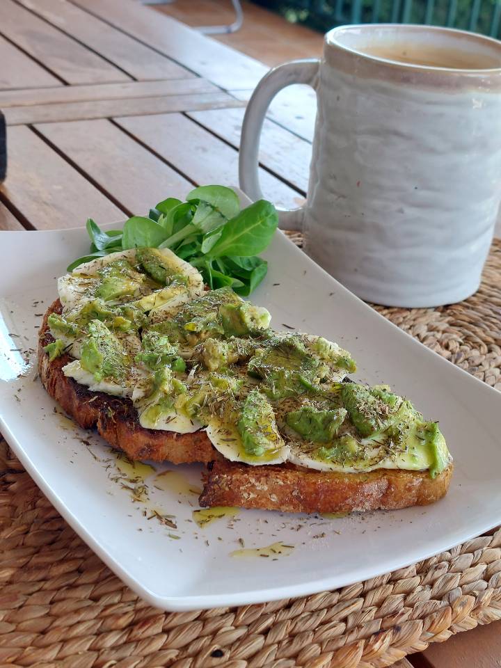 Tostadas provenzales de aguacate y mozzarella 🌾💚