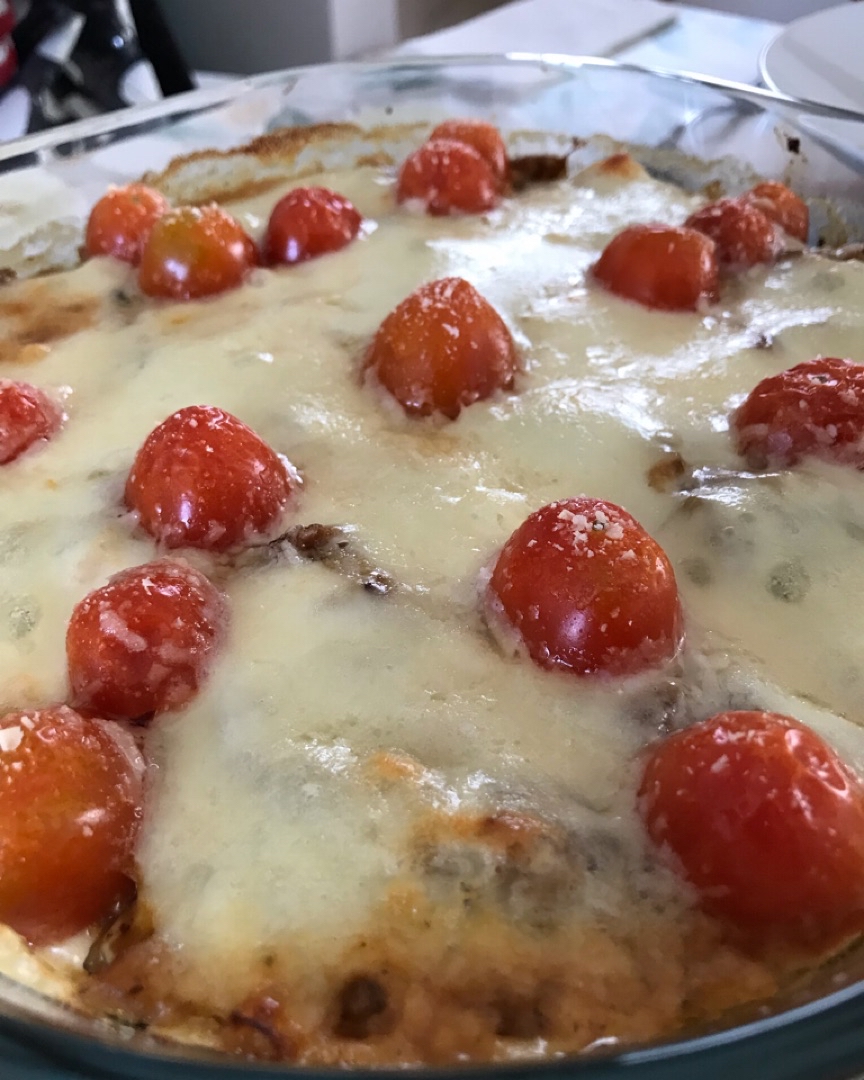 Pastel de berengena, pollo y patatas con mozzarela y cherrys Pastel de berengena, pollo y patatas con mozzarela y cherrys
