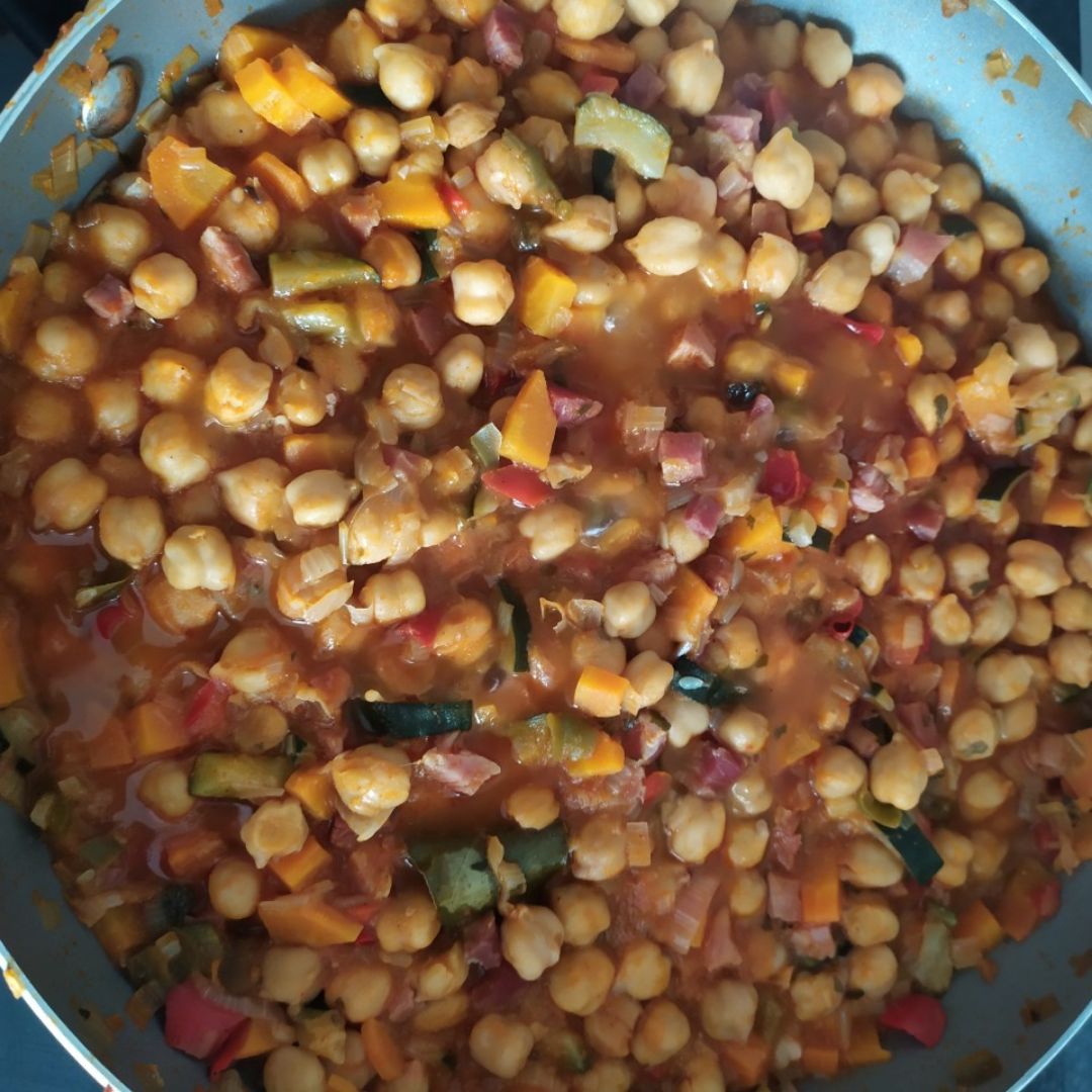 Garbanzos con verduras y jamón serrano Garbanzos con verduras y jamón serrano