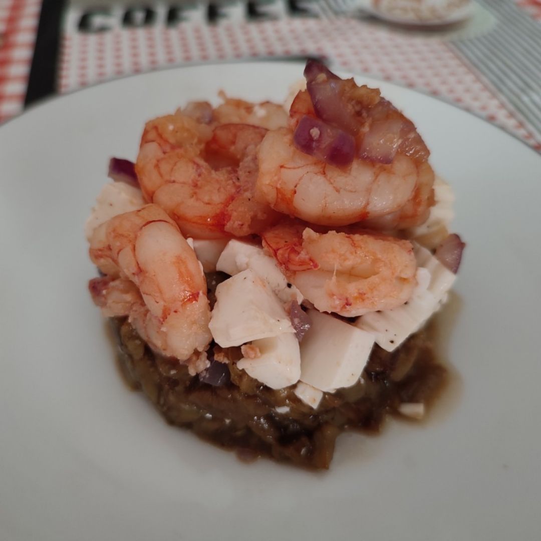 Timbal de berenjena con queso fresco y colas de gambón al ajillo. Timbal de berenjena con queso fresco y colas de gambón al ajillo.