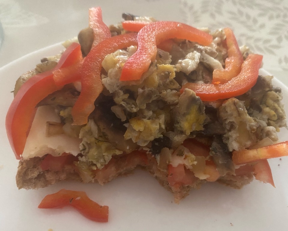 Tostada con revuelto de champiñones Tostada con revuelto de champiñones