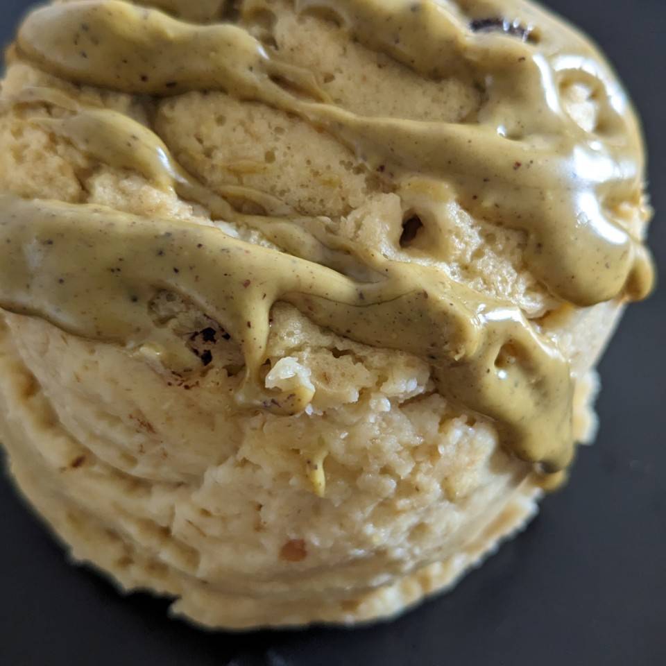Mugcake de manzana con chocolate y crema de pistachos