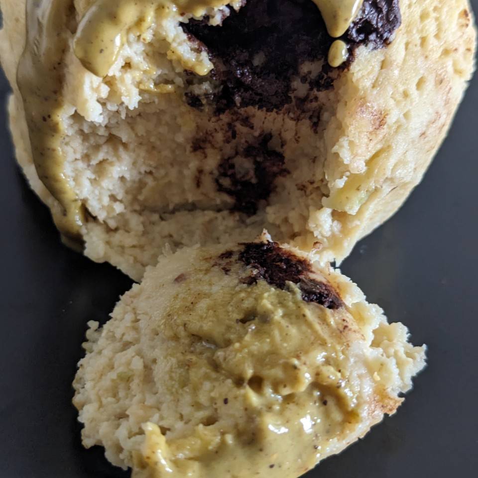 Mugcake de manzana con chocolate y crema de pistachos