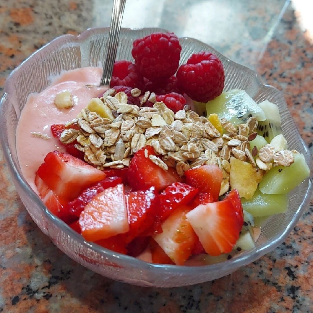Bowl yogurt soja con frutas y muesli