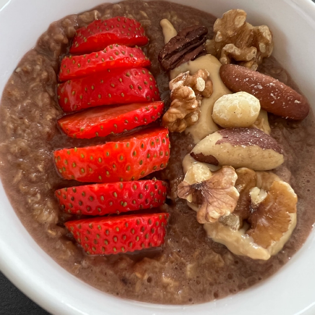 Porridge al microondas con cacao y fresas Porridge al microondas con cacao y fresas
