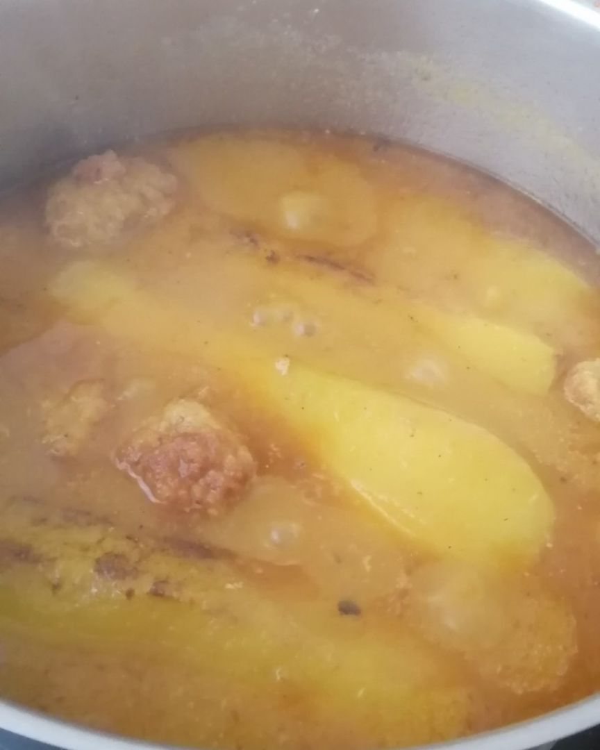 Calabacines rellenos de ternera con albóndigas 