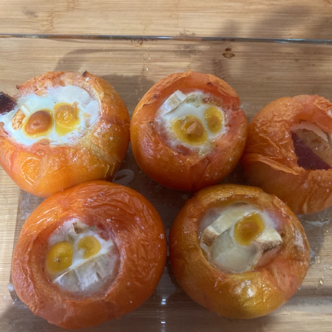 Tomates rellenos de queso de cabra ,jamón ibérico y huevos de codorniz Tomates rellenos de queso de cabra ,jamón ibérico y huevos de codorniz