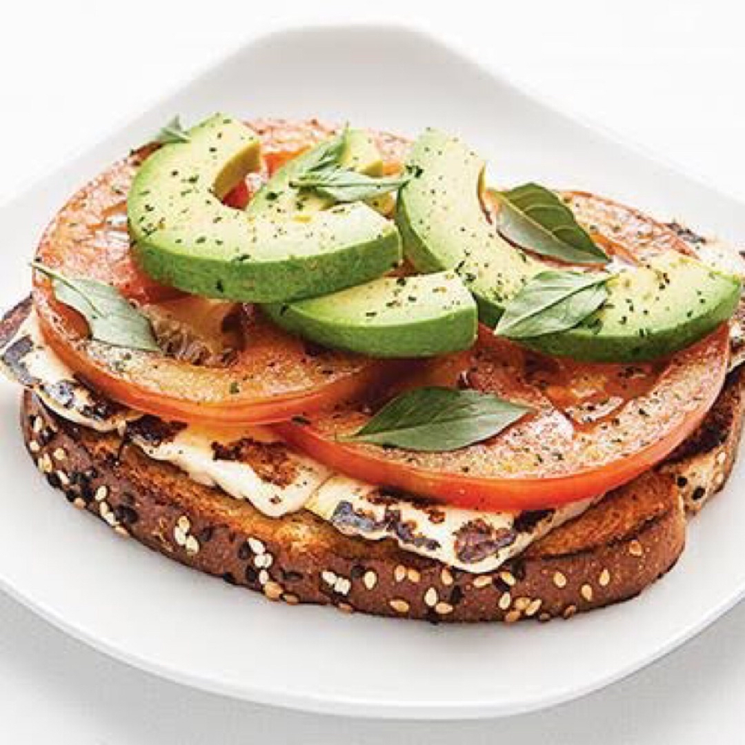 Tostada con aguacate tomate y queso