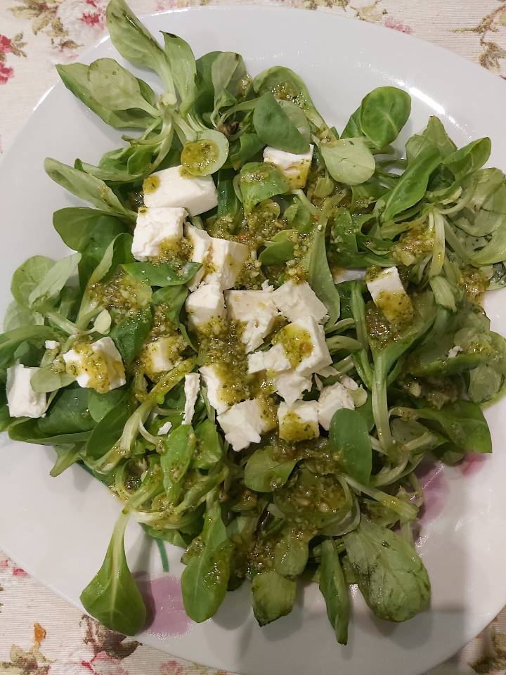 Ensalada de canonigos y queso feta con pesto Ensalada de canonigos y queso feta con pesto
