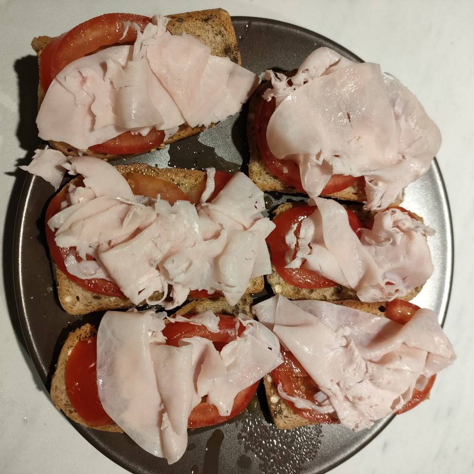Tostadas con pavo, huevos y fruta 🍇