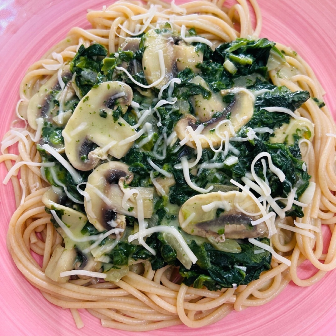 Pasta integral con espinacas y champiñones