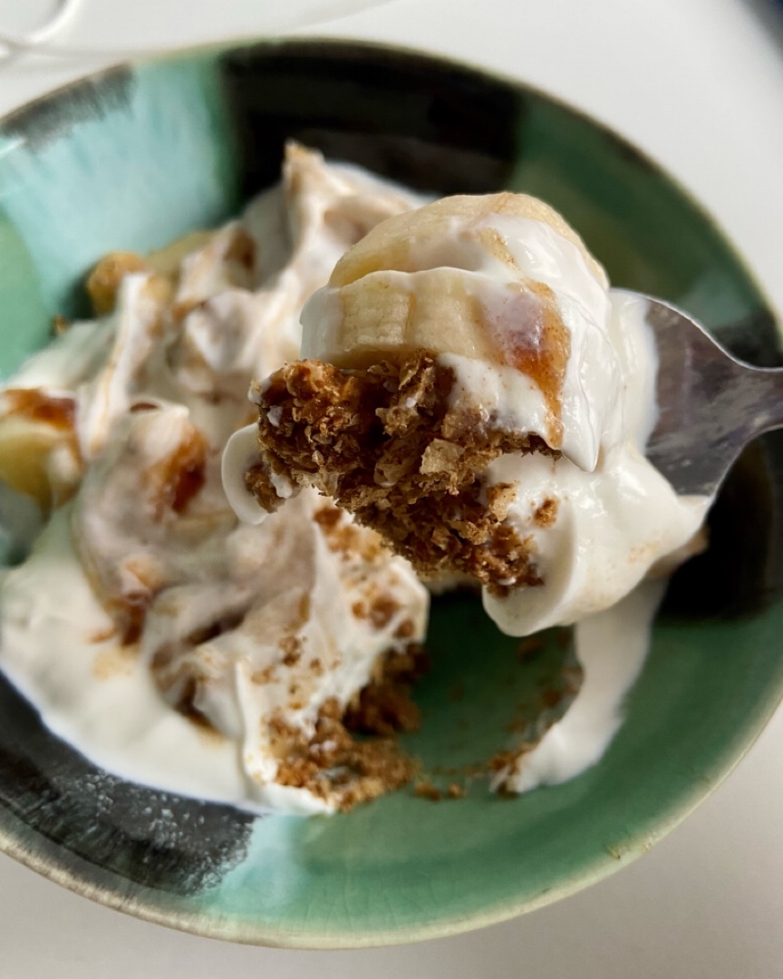 Snack de yogurt con platano y caramelo Snack de yogurt con platano y caramelo