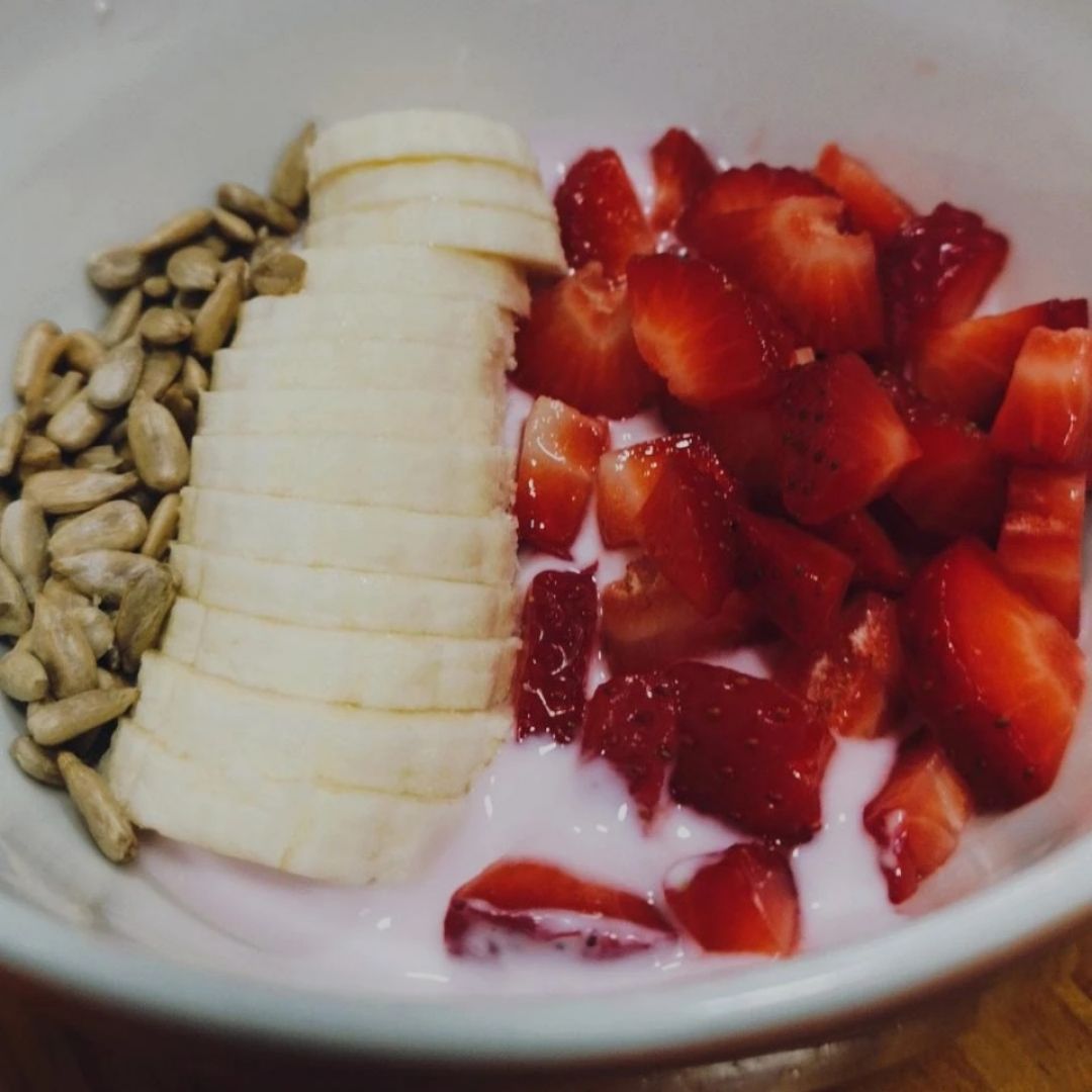 Iogur de frutas del bosque con fresa, plátano y pipas. 