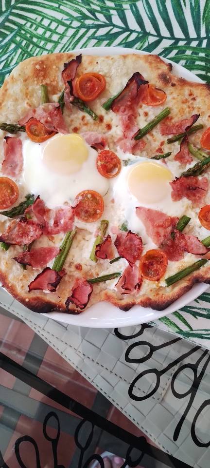 Pizza con base de queso batido y harina Pizza con base de queso batido y harina