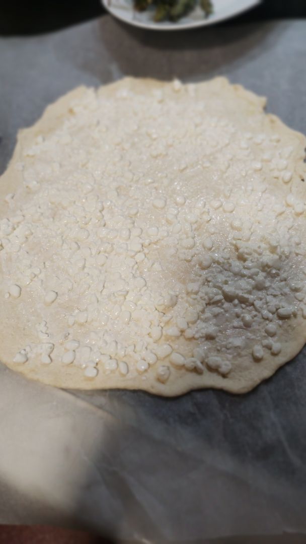 Pizza con base de queso batido y harina Paso 1 Pizza con base de queso batido y harina Paso 1