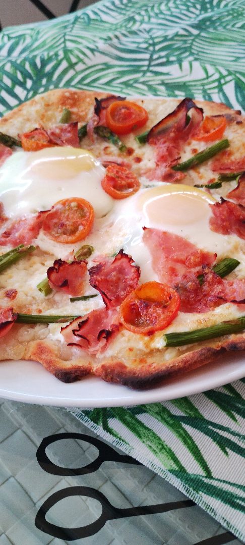 Pizza con base de queso batido y harina Paso 5 Pizza con base de queso batido y harina Paso 5