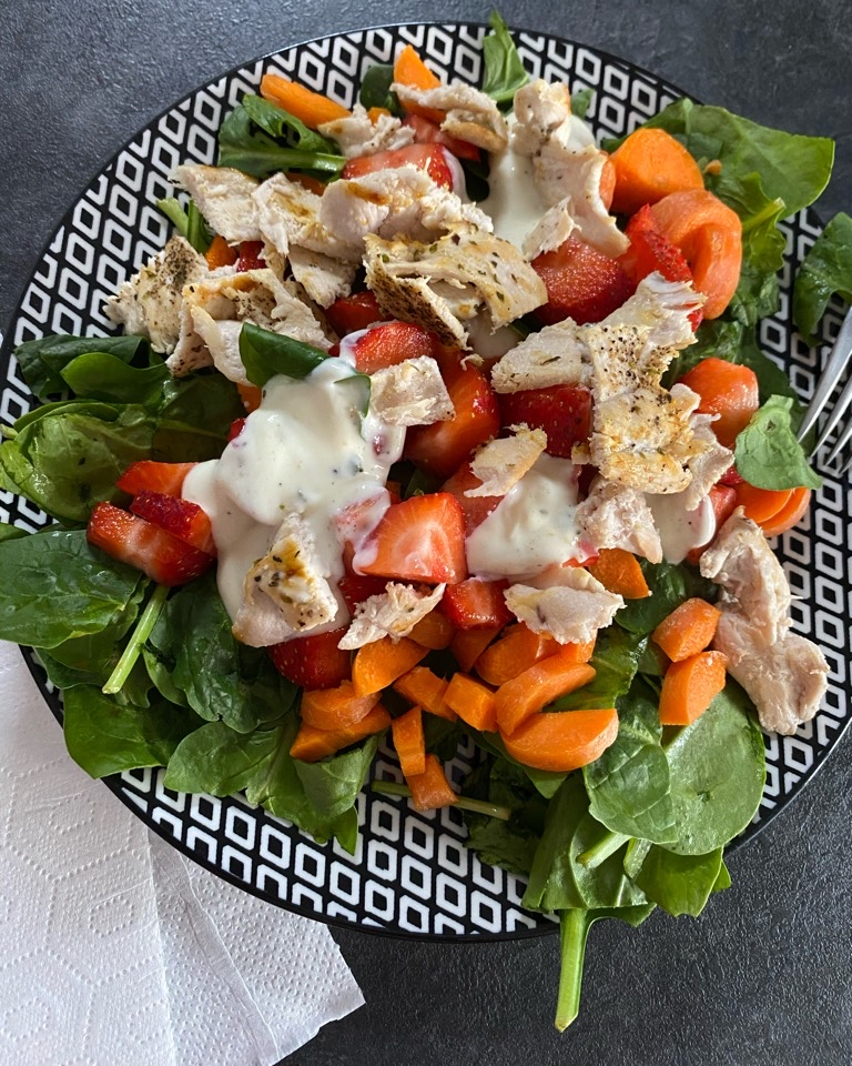 Ensalada con pollo y fresas Ensalada con pollo y fresas