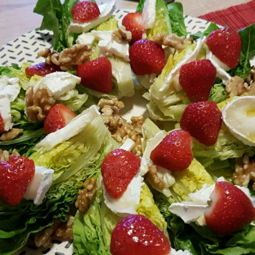 Ensalada de fresas con nueces y queso de cabra. Ensalada de fresas con nueces y queso de cabra.
