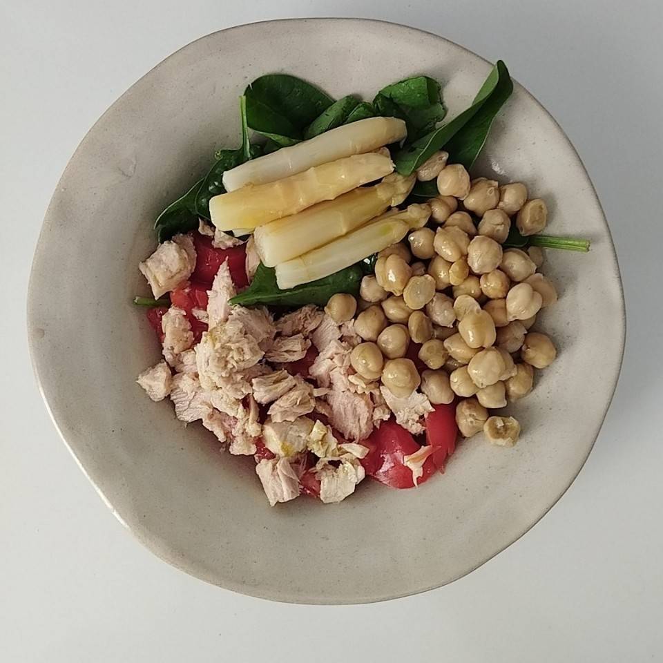 Ensalada de espinacas, atún, tomate, garbanzos y espárragos Ensalada de espinacas, atún, tomate, garbanzos y espárragos