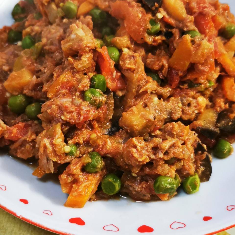 Berenjena con tomate, zanahoria, guisantes y atún Berenjena con tomate, zanahoria, guisantes y atún
