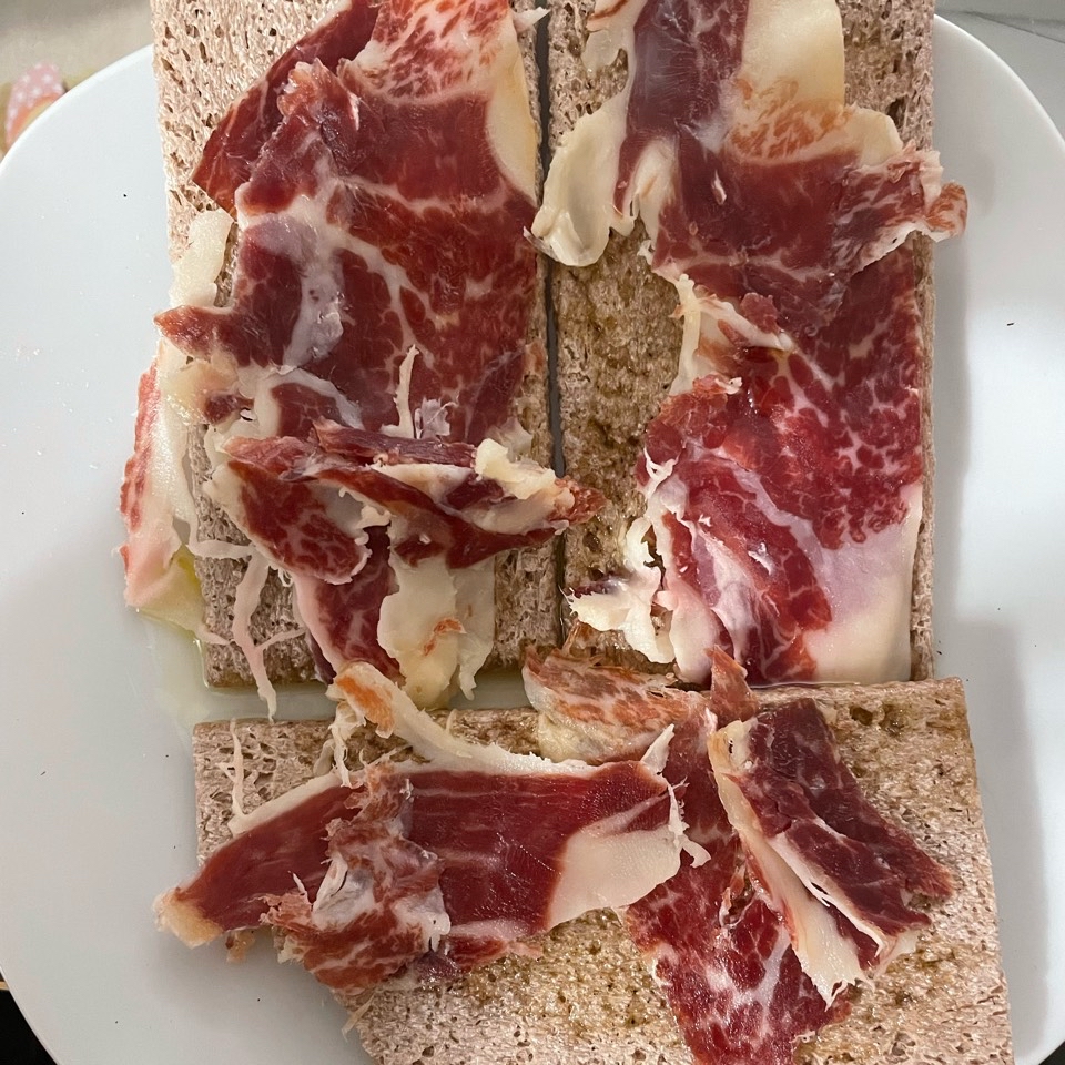 Tostas de trigo sarraceno con jamón ibérico Tostas de trigo sarraceno con jamón ibérico