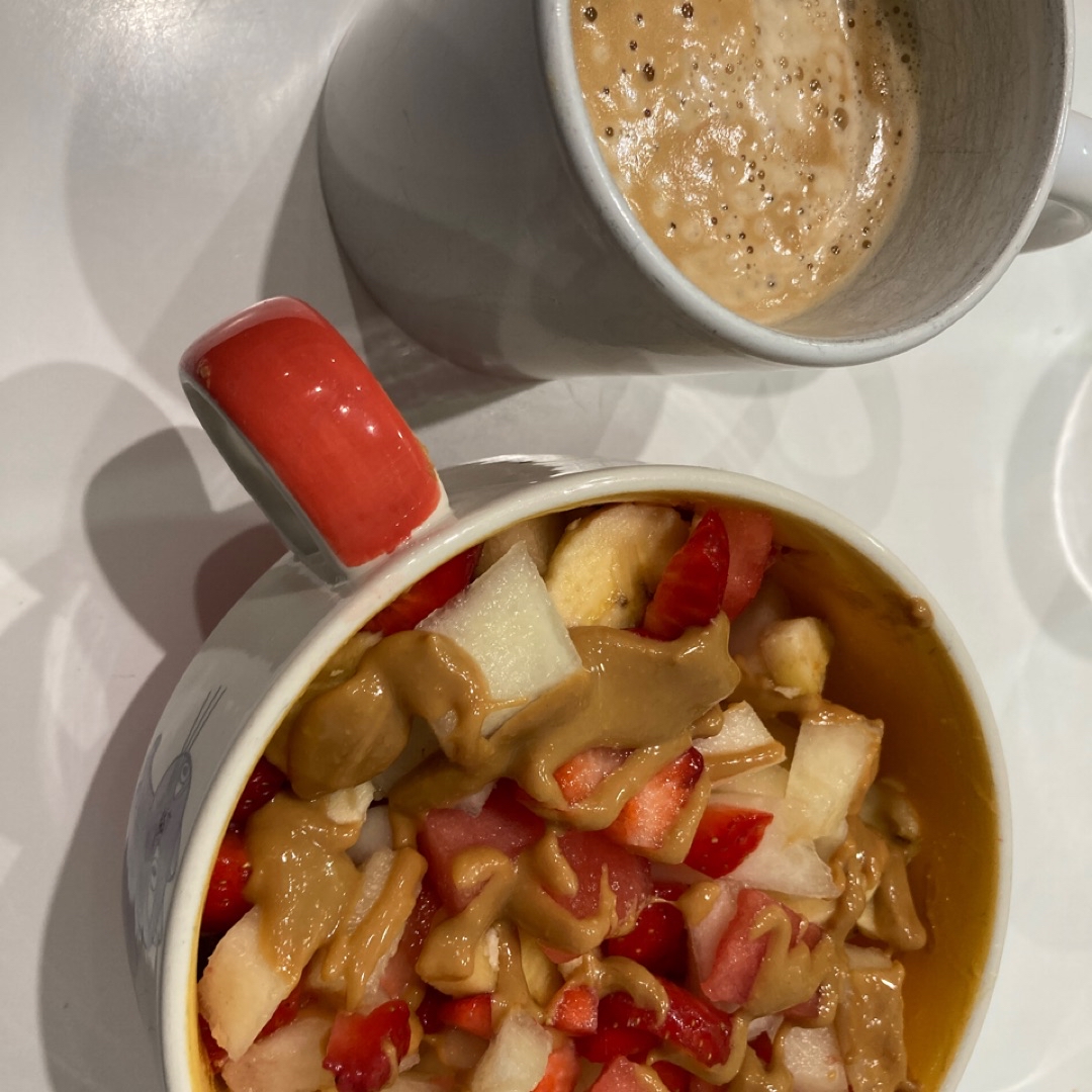 Multifruta con crema de cacahuete y café 