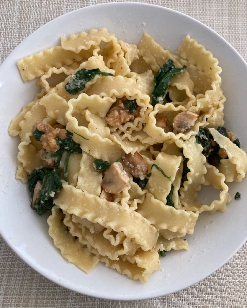 Pasta con champiñones, espinacas y parmesano