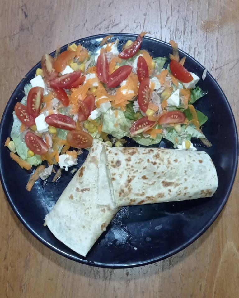 Burritos de pechuga de pavo y queso y ensalada