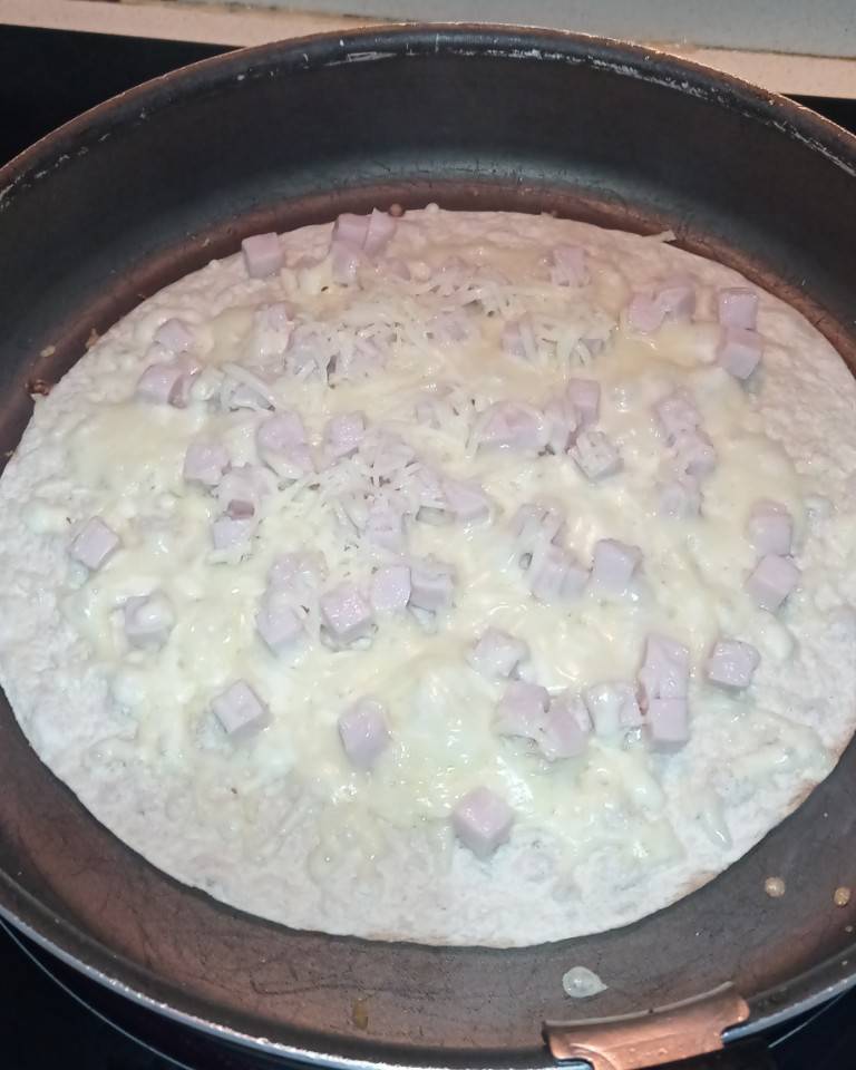 Burritos de pechuga de pavo y queso y ensalada