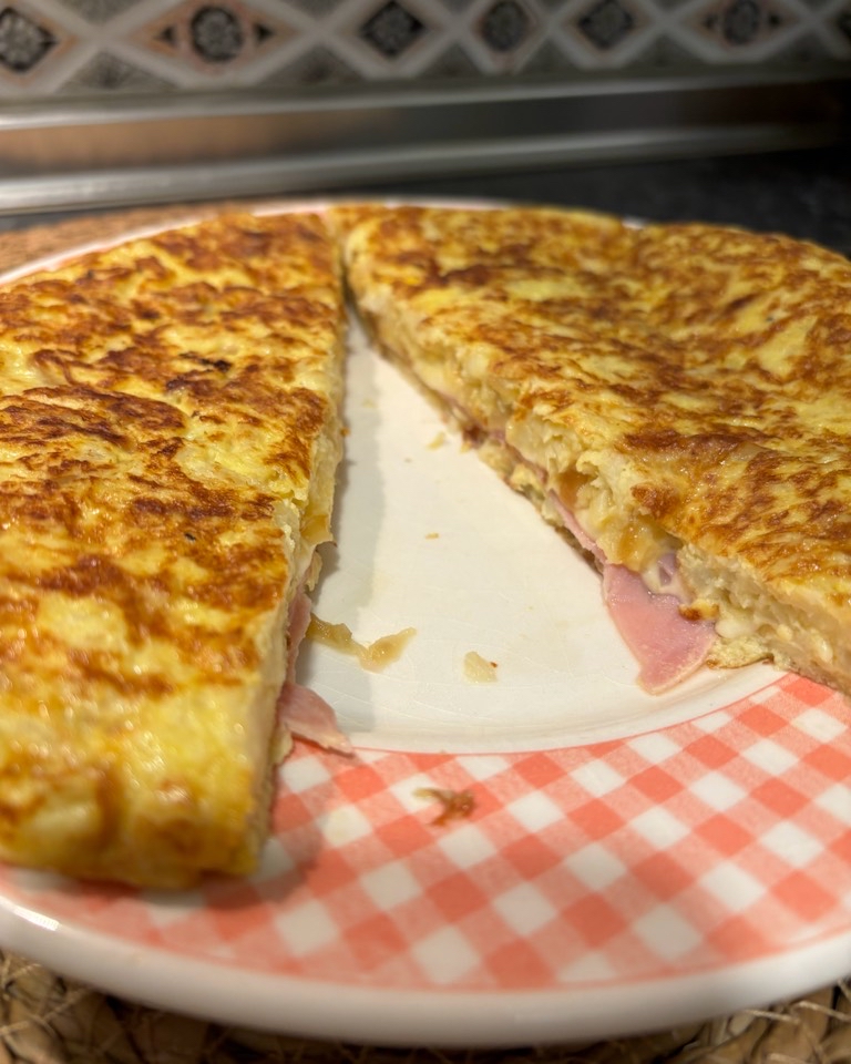 Tortilla de coliflor rellena de jam贸n cocido y queso Tortilla de coliflor rellena de jam贸n cocido y queso