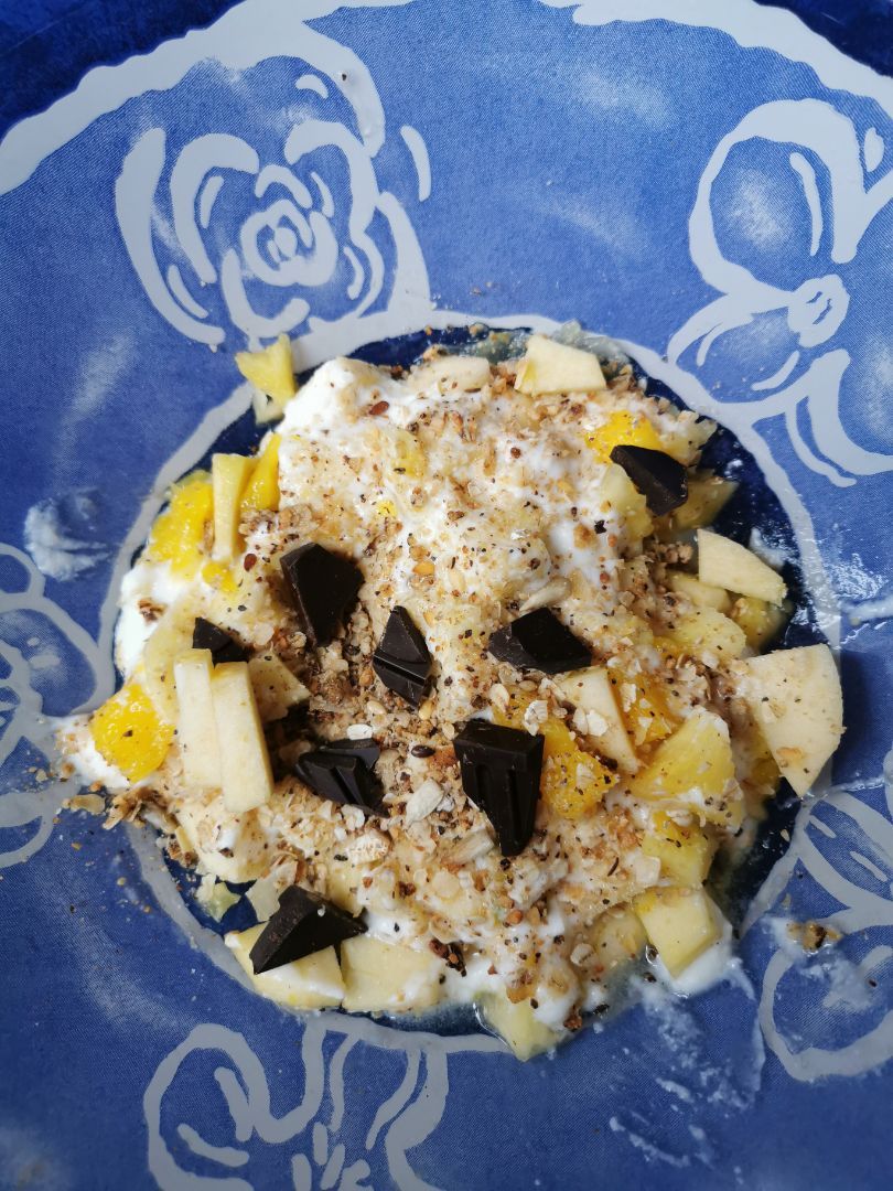 Yogur con granola, fruta y chocolate Yogur con granola, fruta y chocolate