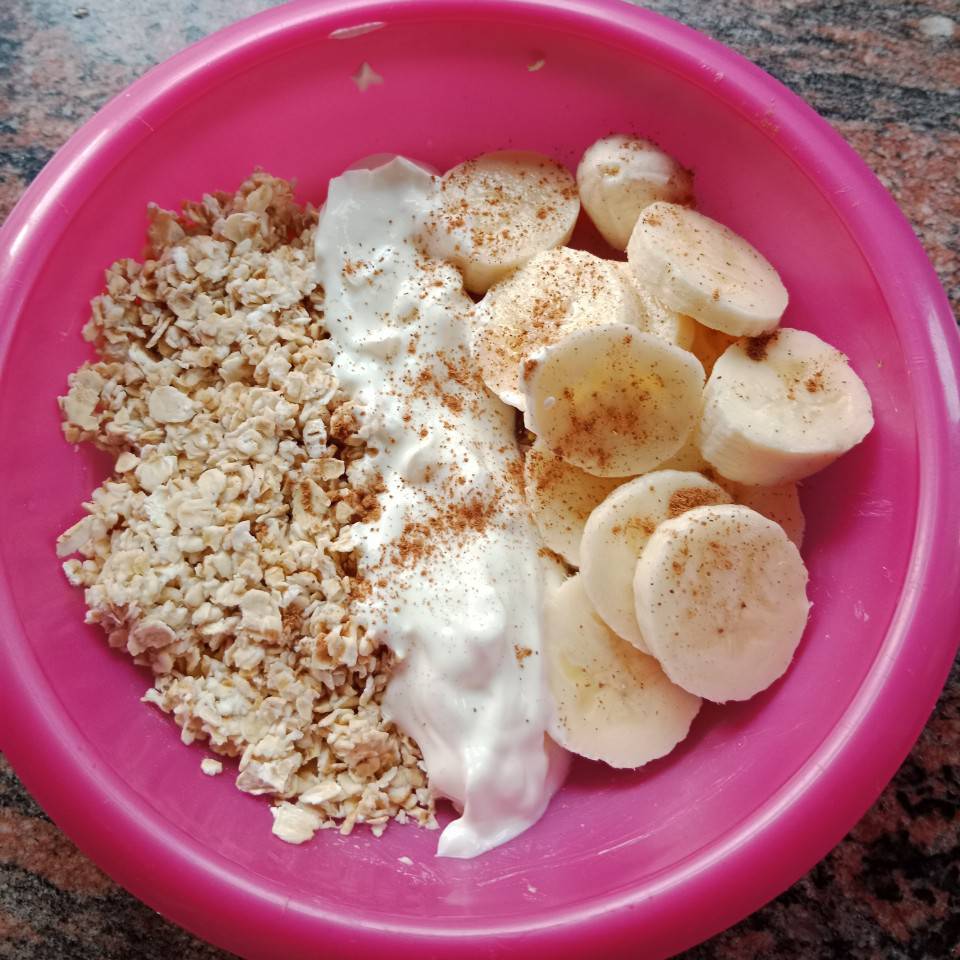 Avena, yogur griego natural y medio plátano Avena, yogur griego natural y medio plátano