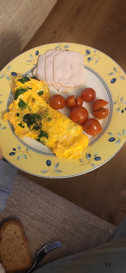 Tortilla francesa con espinacas cherrys y pavo Tortilla francesa con espinacas cherrys y pavo