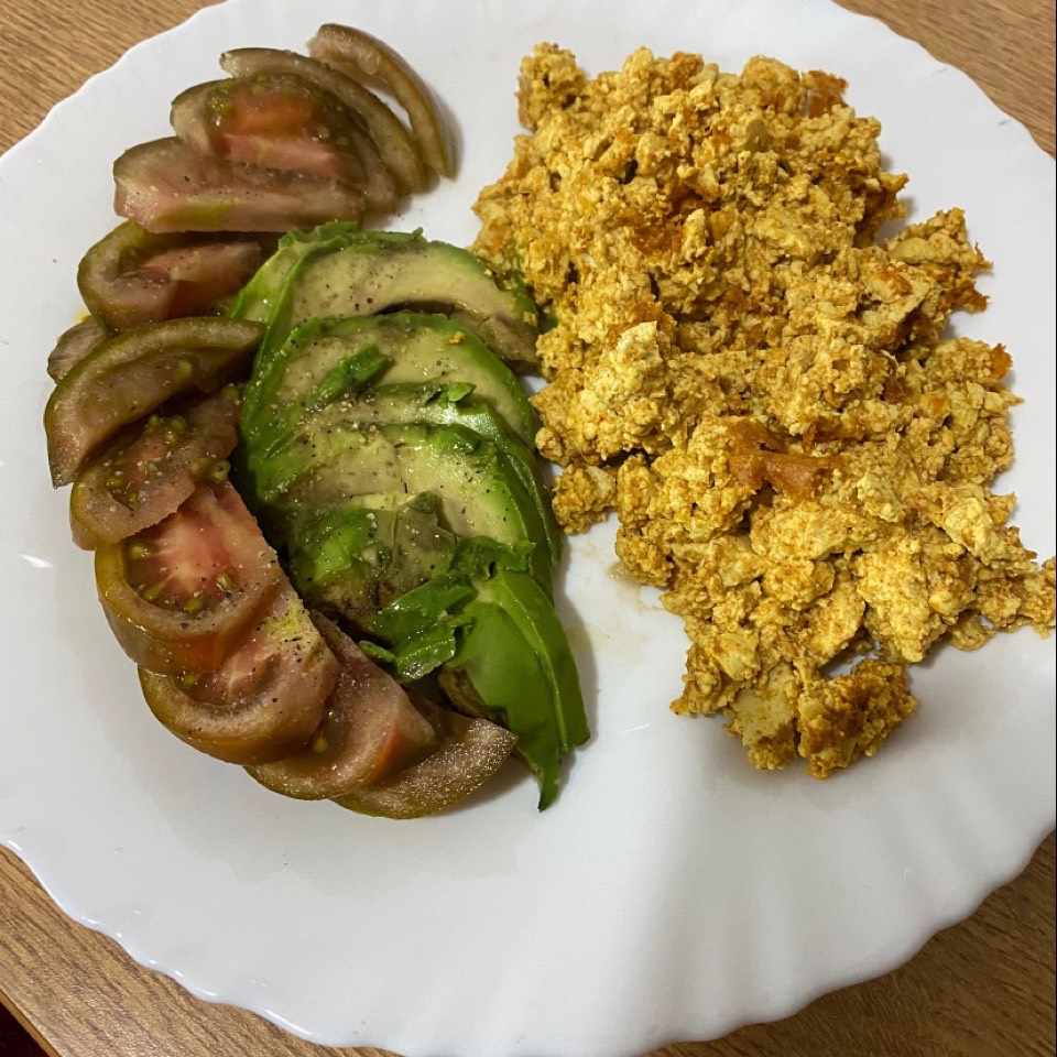 Tofu marinado con tomate y aguacate 