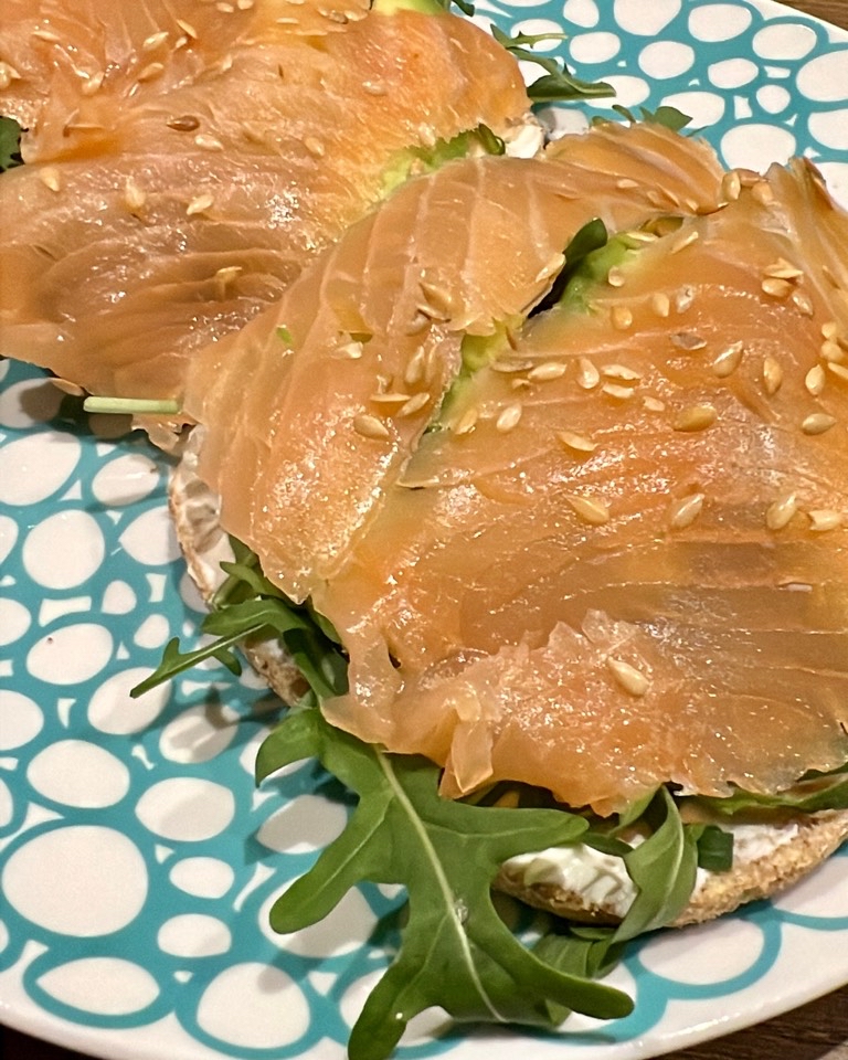 Montadito de salmón, aguacate 🥑, rúcula y queso 🧀 