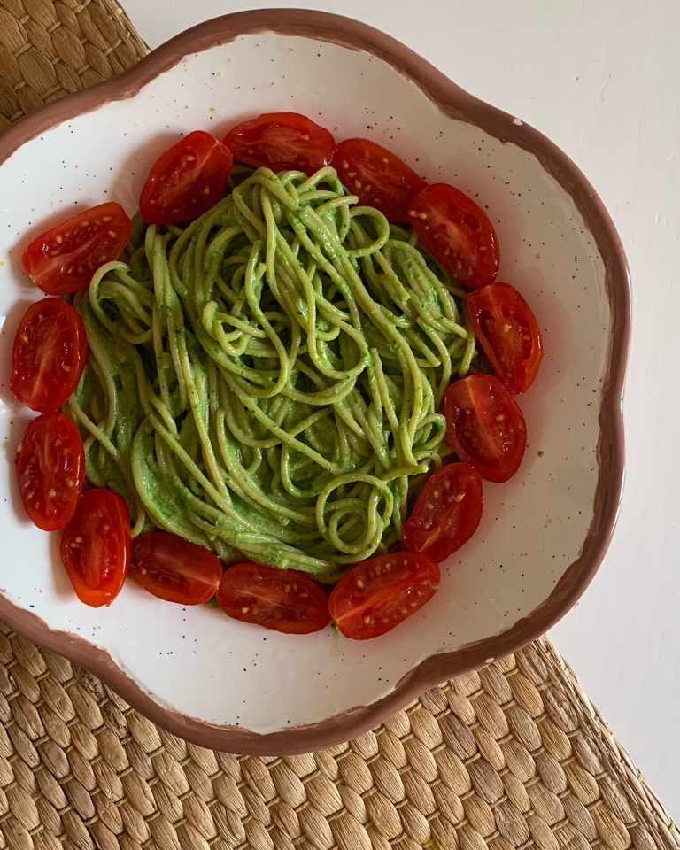 Espaguetis con pesto vegano de espinacas y tomates cherry Espaguetis con pesto vegano de espinacas y tomates cherry