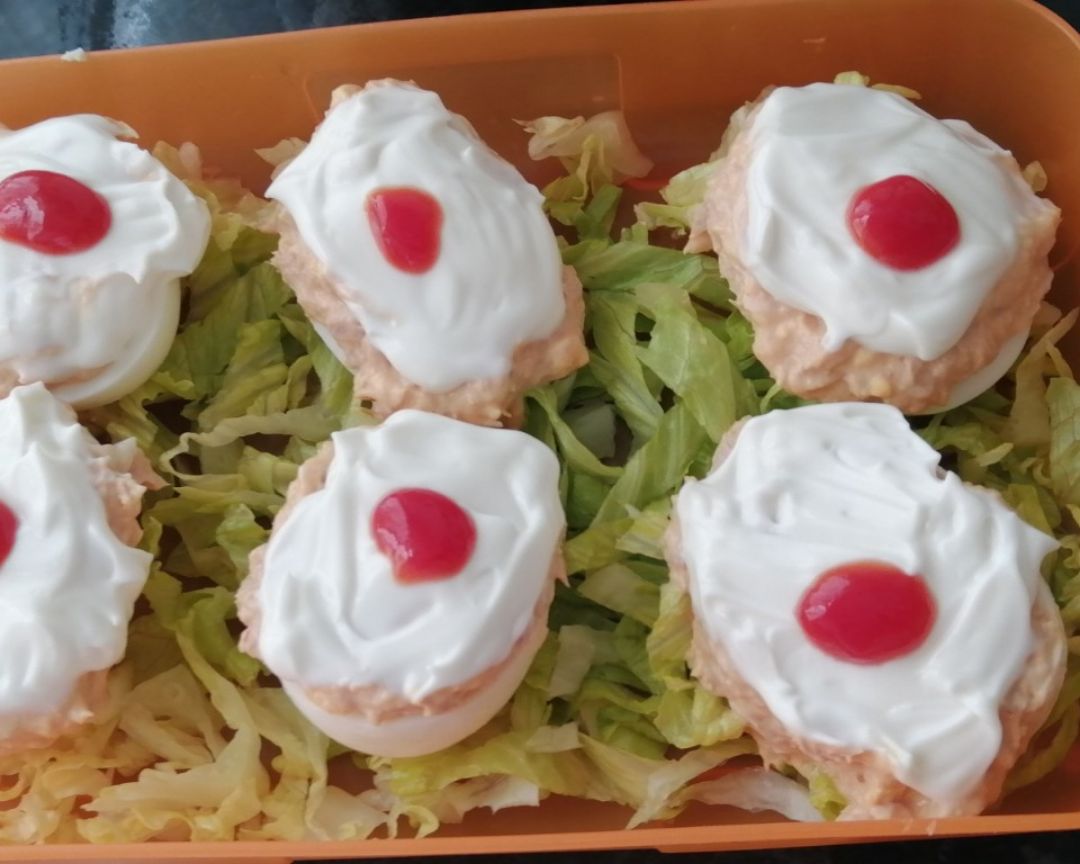 Huevos rellenos de melva 