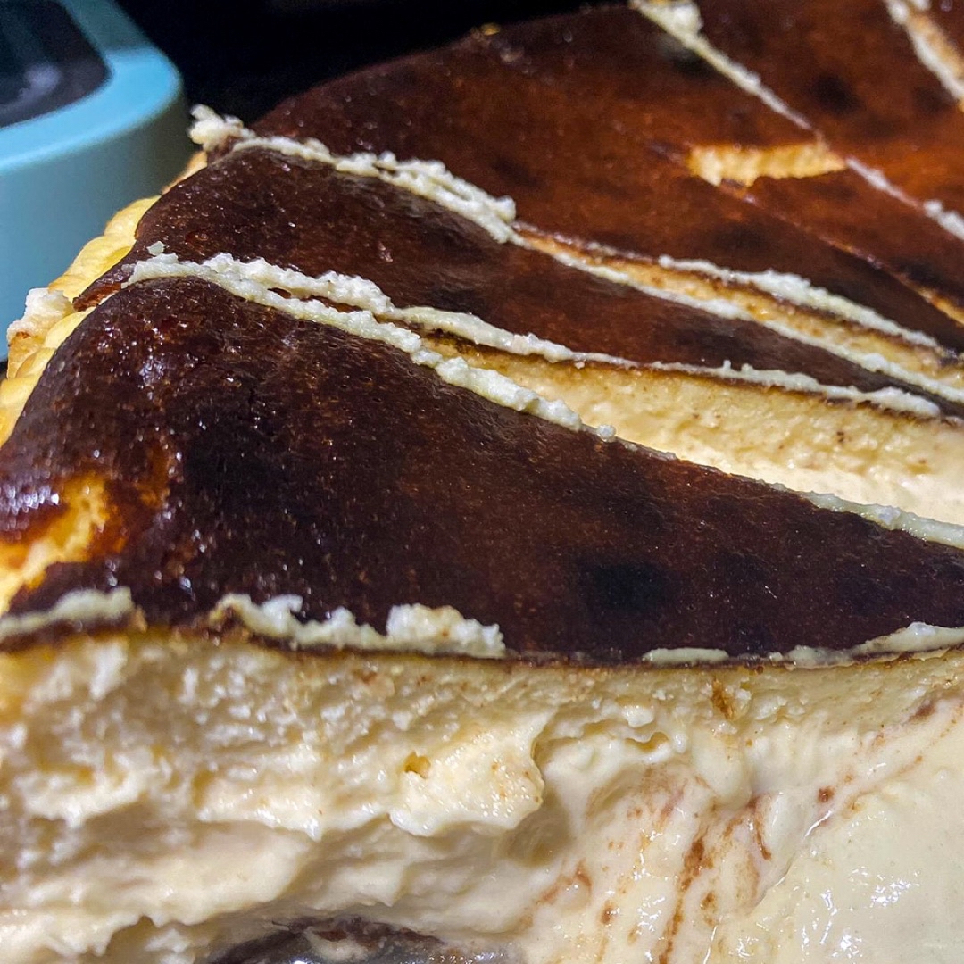 Tarta de queso cremosa con base crujiente de avena y chocolate Tarta de queso cremosa con base crujiente de avena y chocolate