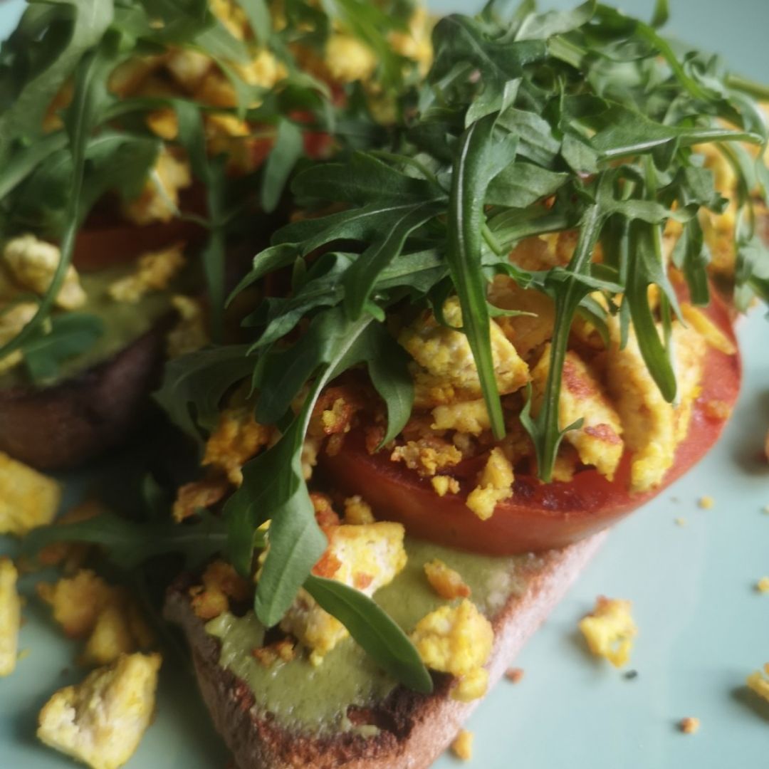 Tostadas con tofu revuelto, tomate, aguacate y rúcula