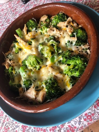 Brócoli con pollo y queso