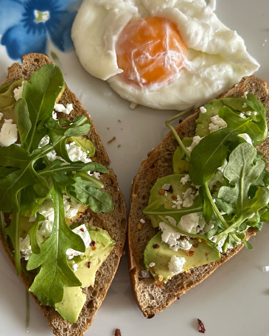 Tostadas de aguacate con huevo pochado Tostadas de aguacate con huevo pochado