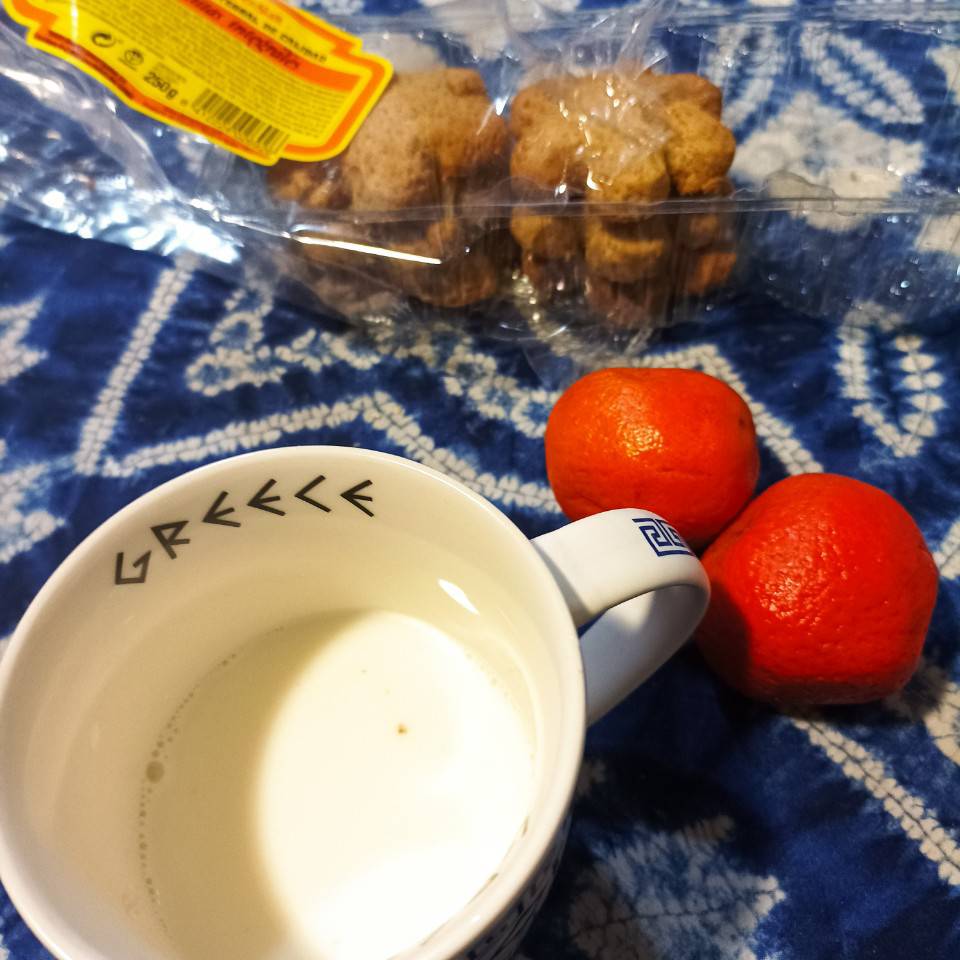 Galetes integrals amb llet i una peça de fruita Galetes integrals amb llet i una peça de fruita