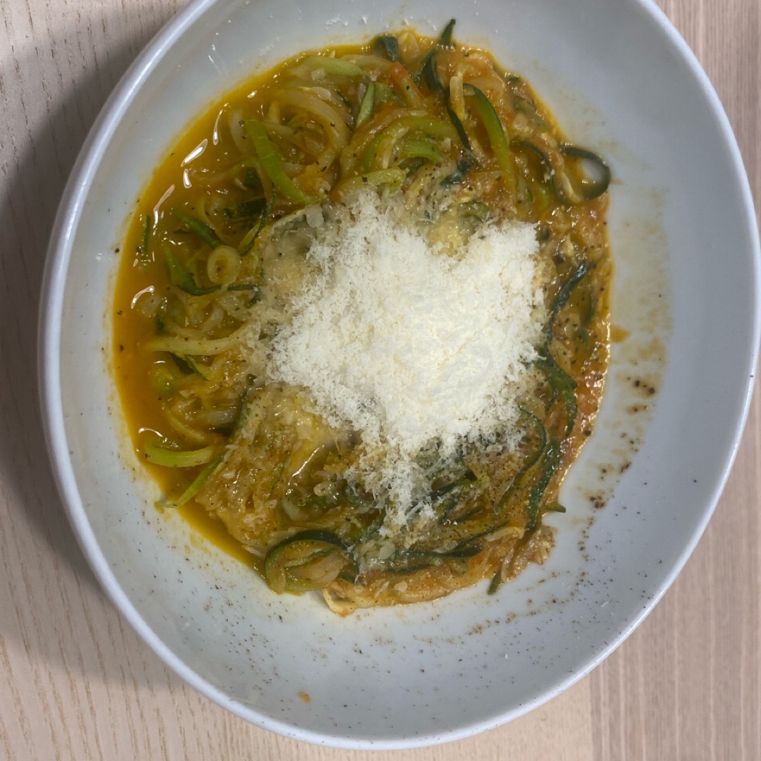 Espaguetis de calabacín con salsa de tomate casera y grana panado Espaguetis de calabacín con salsa de tomate casera y grana panado