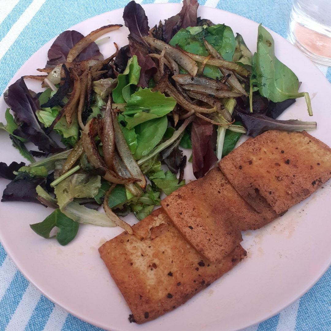 Filetes de tofu y ensalada de lechuga y cebolla Filetes de tofu y ensalada de lechuga y cebolla