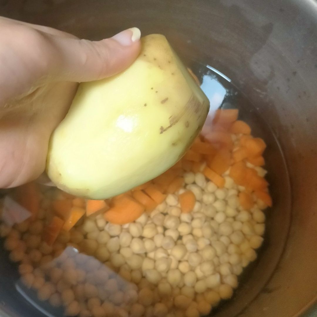 Garbanzos con br贸coli 馃ウ, zanahorias 馃 y patata 馃. Paso 1 Garbanzos con br贸coli 馃ウ, zanahorias 馃 y patata 馃. Paso 1