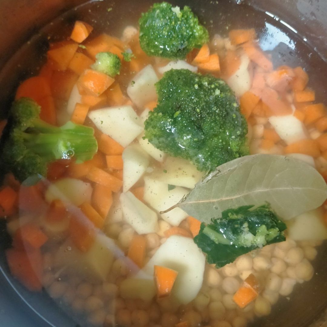 Garbanzos con br贸coli 馃ウ, zanahorias 馃 y patata 馃. Paso 2 Garbanzos con br贸coli 馃ウ, zanahorias 馃 y patata 馃. Paso 2