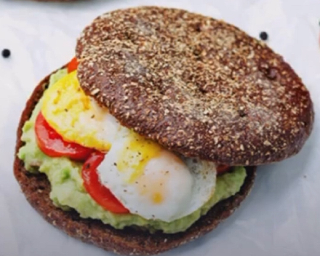 Pan thins con huevo, tomate y aguacate Pan thins con huevo, tomate y aguacate